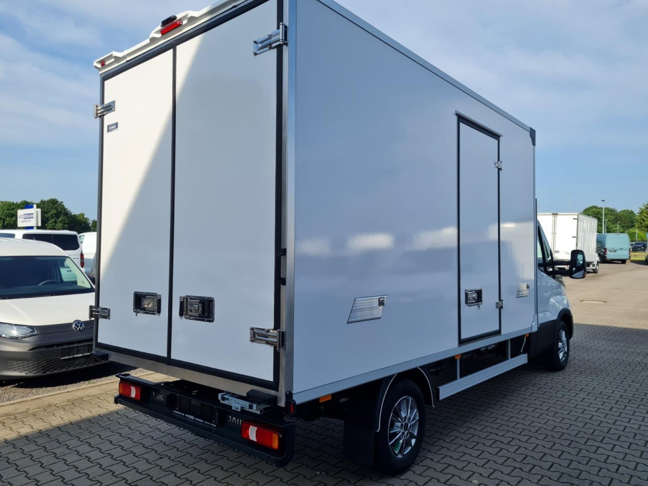 Iveco DAILY 35S18 Koffer Hi MATIC ALU KAMERA NAVI TEMPOMAT - Малотоннажный фургон: фото 4 Iveco DAILY 35S18 Koffer Hi MATIC ALU KAMERA NAVI TEMPOMAT - Малотоннажный фургон: фото 4