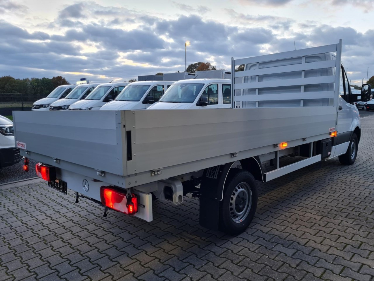 Mercedes-Benz Sprinter 317 CDI Pritsche L3 lang RWD KLIMA TEMPOMAT - Малотоннажный бортовой грузовик: фото 4 Mercedes-Benz Sprinter 317 CDI Pritsche L3 lang RWD KLIMA TEMPOMAT - Малотоннажный бортовой грузовик: фото 4