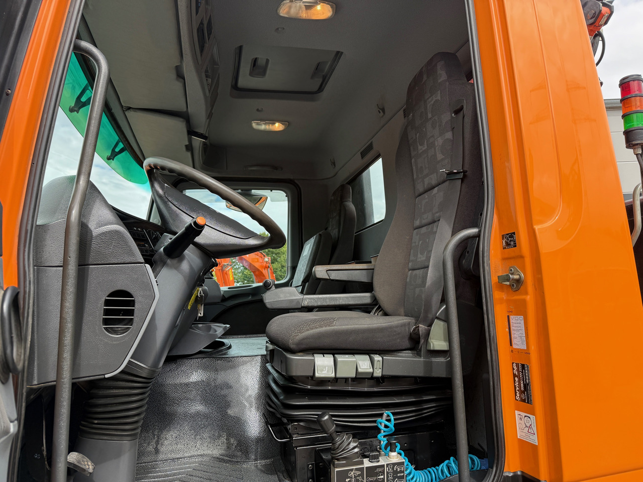 Самосвал, Автоманипулятор Mercedes-Benz 1832 Actros MP2 3-Seiten-Kipper mit Kran + Funk: фото 15