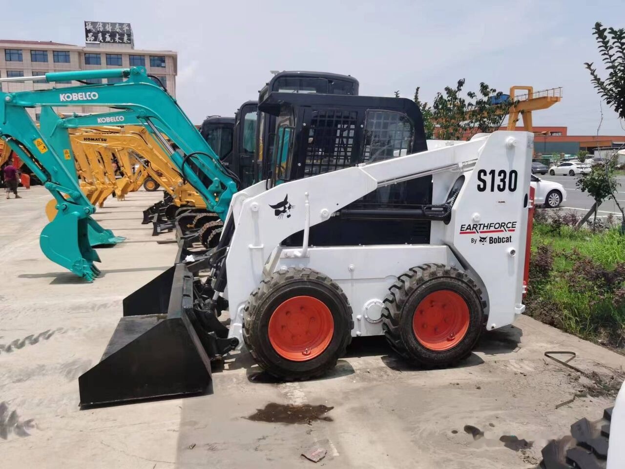 Bobcat S130 - Мини-погрузчик с бортовым поворотом: фото 2 Bobcat S130 - Мини-погрузчик с бортовым поворотом: фото 2