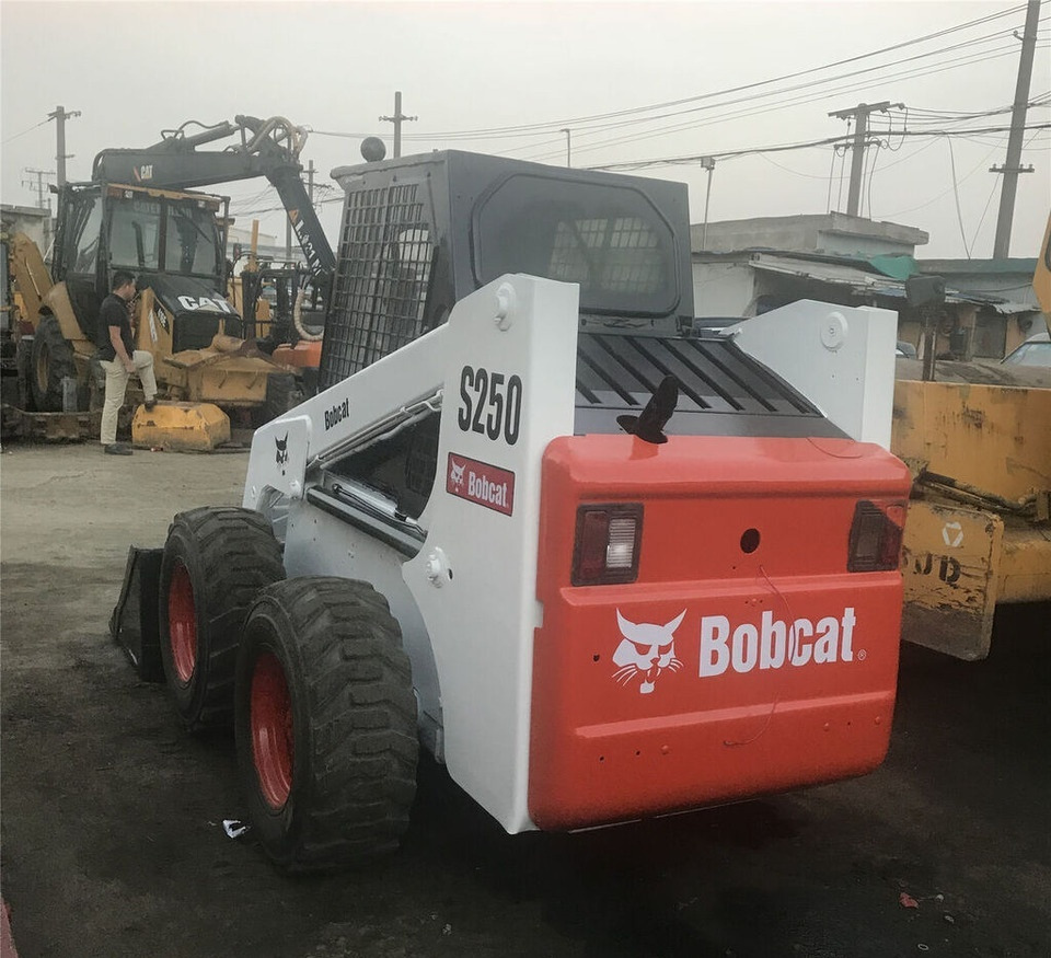 Bobcat S250 - Мини-погрузчик с бортовым поворотом: фото 3 Bobcat S250 - Мини-погрузчик с бортовым поворотом: фото 3