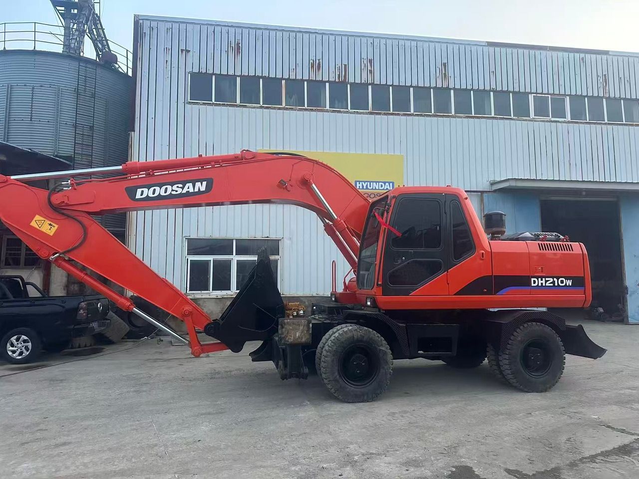 DOOSAN DH210W - Колёсный экскаватор: фото 1 DOOSAN DH210W - Колёсный экскаватор: фото 1