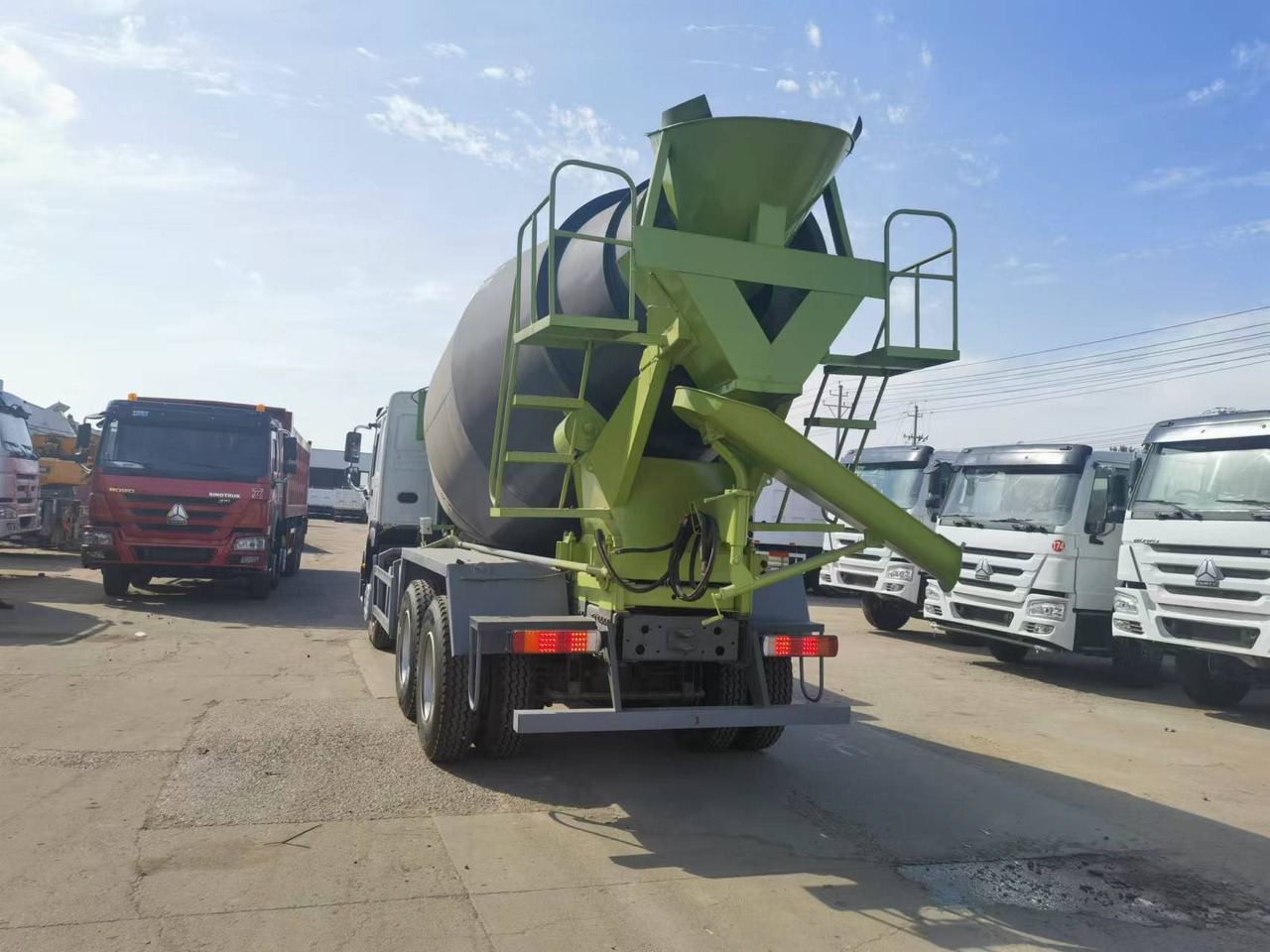 Sinotruk HOWO 6*4 Concrete mixer truck - Автобетоносмеситель: фото 2 Sinotruk HOWO 6*4 Concrete mixer truck - Автобетоносмеситель: фото 2