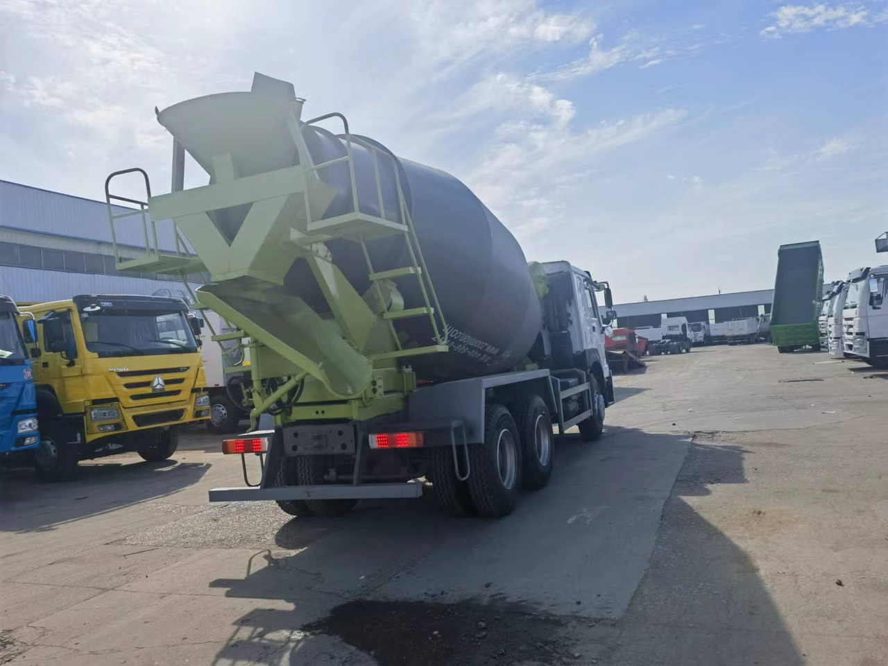 Sinotruk HOWO 6*4 Concrete mixer truck - Автобетоносмеситель: фото 3 Sinotruk HOWO 6*4 Concrete mixer truck - Автобетоносмеситель: фото 3