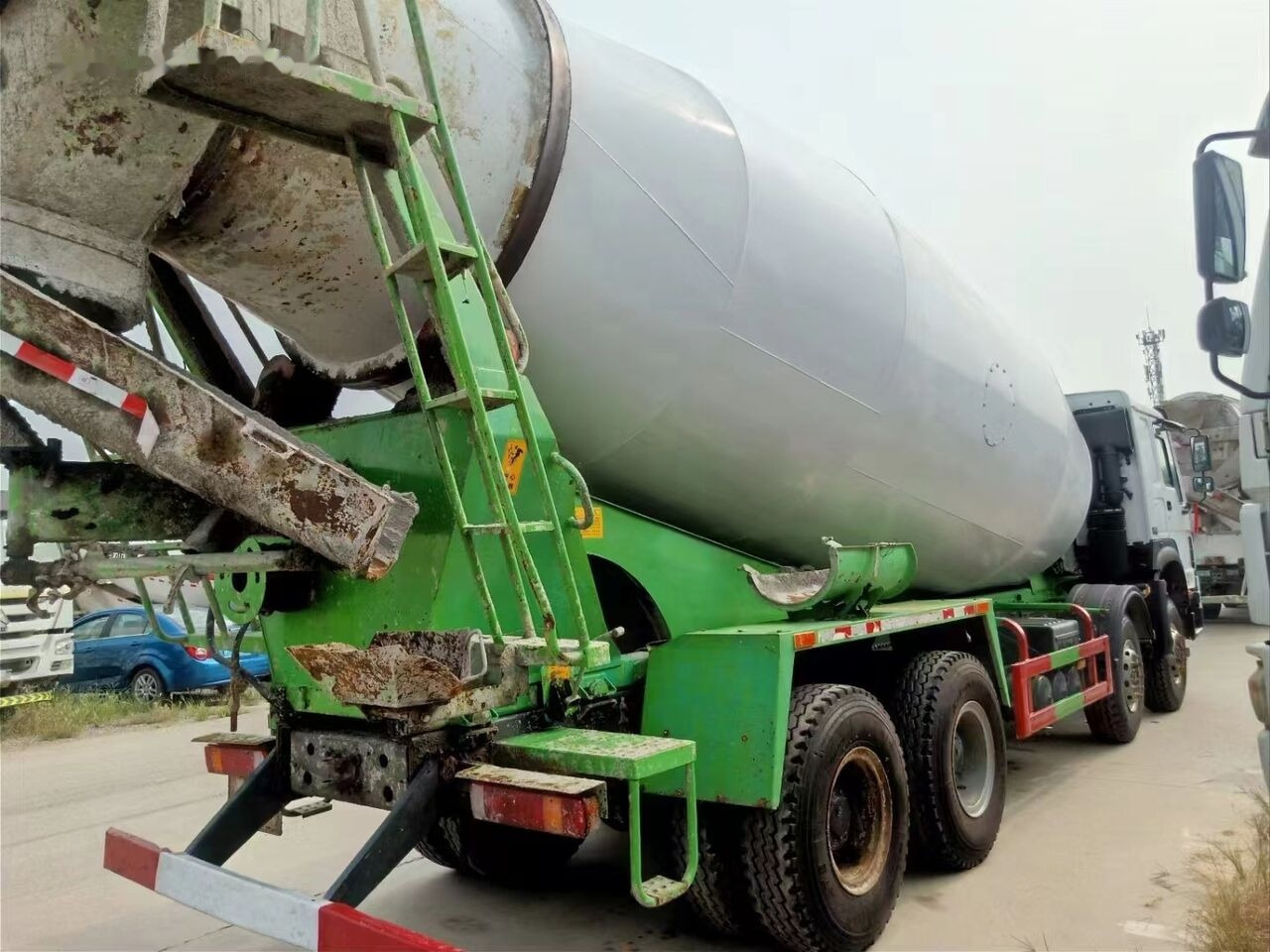 Sinotruk HOWO 8*4 Concrete mixer truck - Автобетоносмеситель: фото 3 Sinotruk HOWO 8*4 Concrete mixer truck - Автобетоносмеситель: фото 3