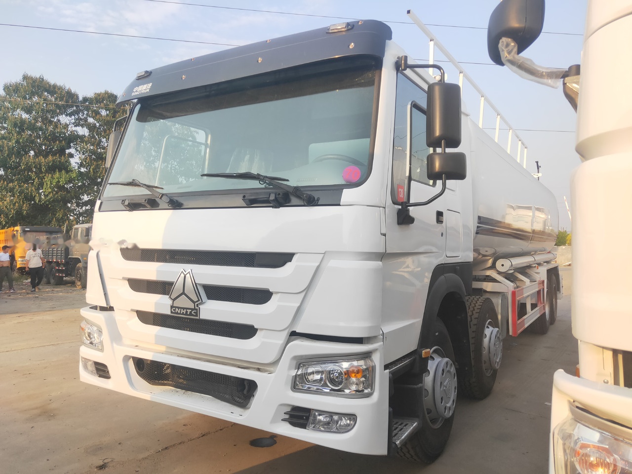 Sinotruk HOWO 8*4 Tank truck - Грузовик-цистерна: фото 5 Sinotruk HOWO 8*4 Tank truck - Грузовик-цистерна: фото 5