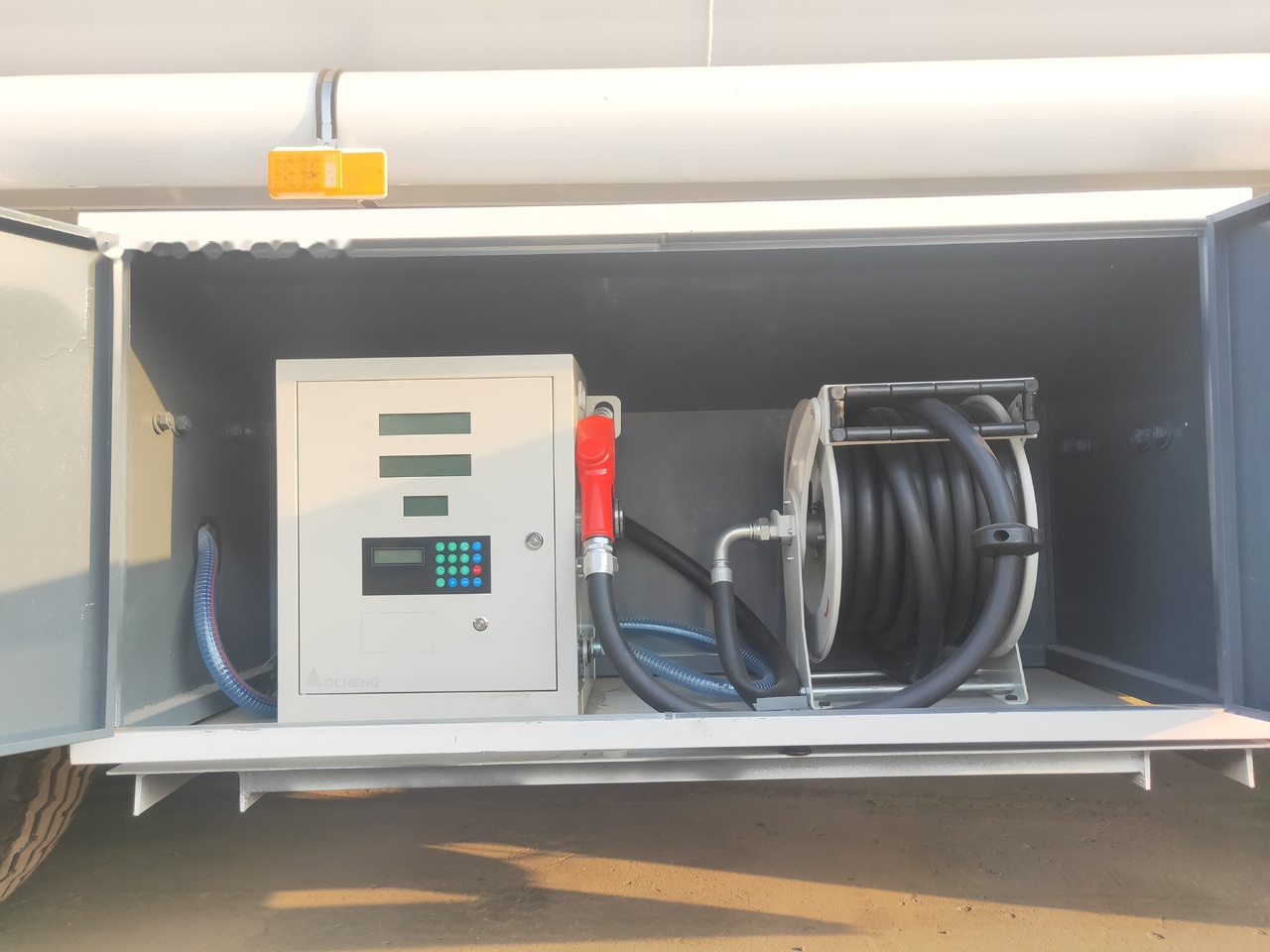 Sinotruk HOWO 8*4 Tank truck - Грузовик-цистерна: фото 3 Sinotruk HOWO 8*4 Tank truck - Грузовик-цистерна: фото 3