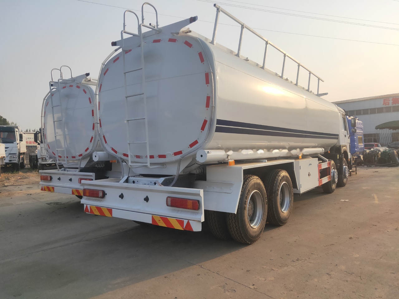 Sinotruk HOWO 8*4 Tank truck - Грузовик-цистерна: фото 2 Sinotruk HOWO 8*4 Tank truck - Грузовик-цистерна: фото 2