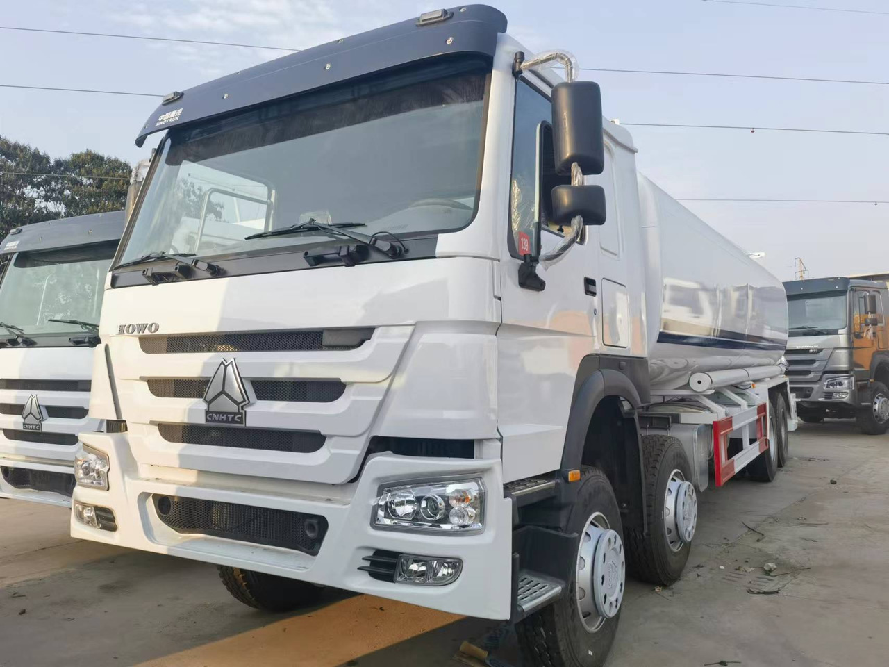 Sinotruk HOWO 8*4 Tank truck - Грузовик-цистерна: фото 1 Sinotruk HOWO 8*4 Tank truck - Грузовик-цистерна: фото 1