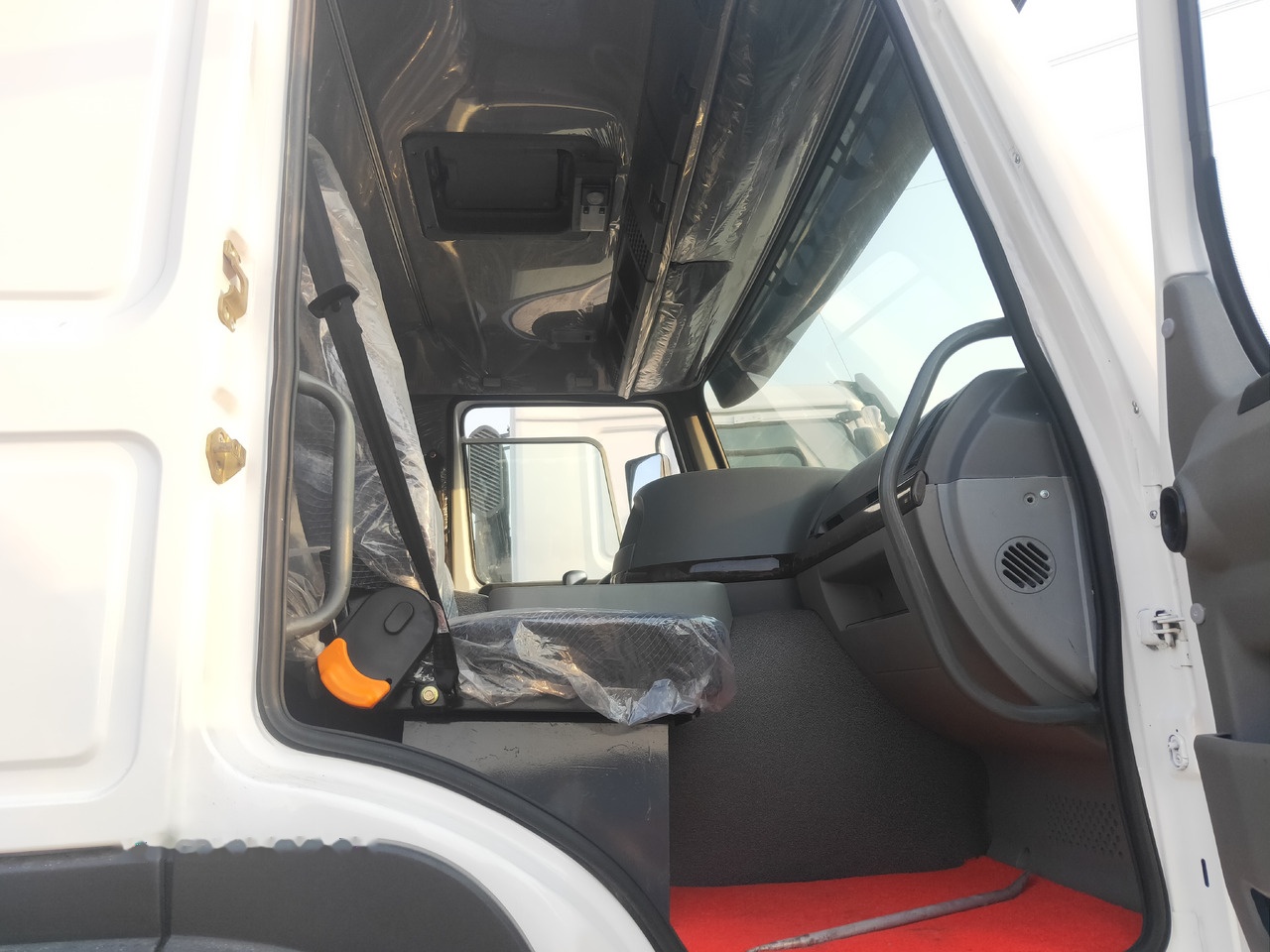 Sinotruk HOWO 8*4 Tank truck - Грузовик-цистерна: фото 4 Sinotruk HOWO 8*4 Tank truck - Грузовик-цистерна: фото 4