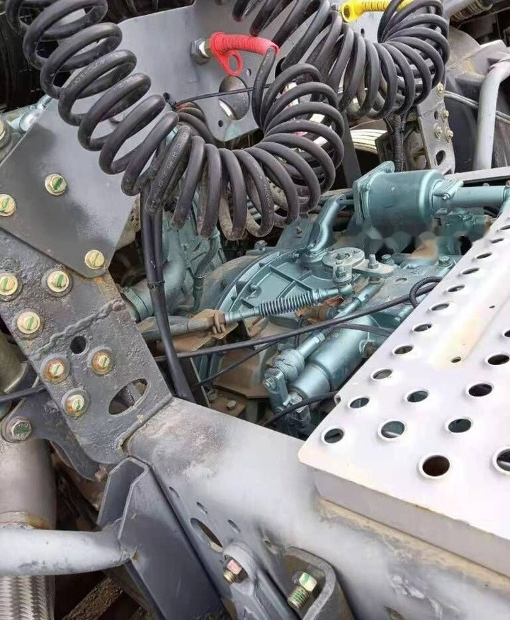 Sinotruk HOWO 420 Tractor - Тягач: фото 3 Sinotruk HOWO 420 Tractor - Тягач: фото 3