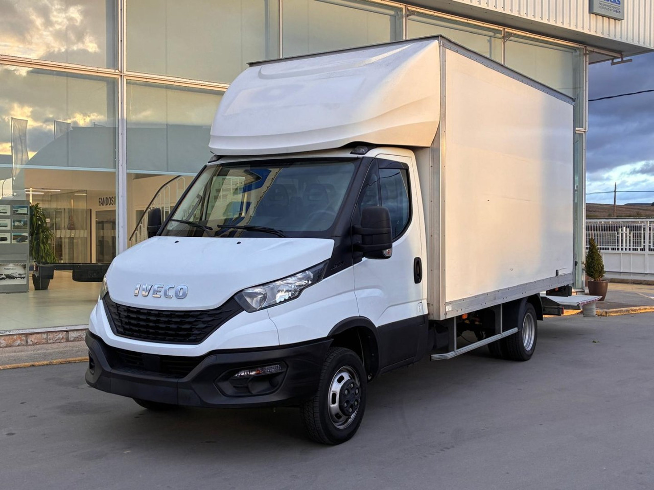 Caja cerrada IVECO 35C14 20m3 con puertas traseras y rampa elevadora - Малотоннажный фургон: фото 1 Caja cerrada IVECO 35C14 20m3 con puertas traseras y rampa elevadora - Малотоннажный фургон: фото 1