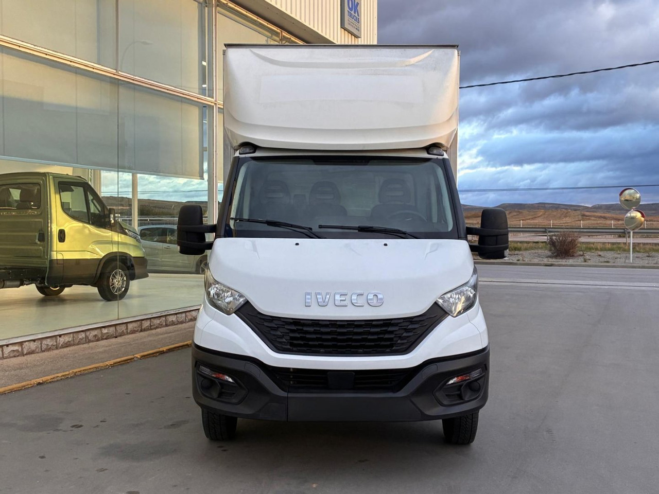 Caja cerrada IVECO 35C14 20m3 con puertas traseras y rampa elevadora - Малотоннажный фургон: фото 2 Caja cerrada IVECO 35C14 20m3 con puertas traseras y rampa elevadora - Малотоннажный фургон: фото 2