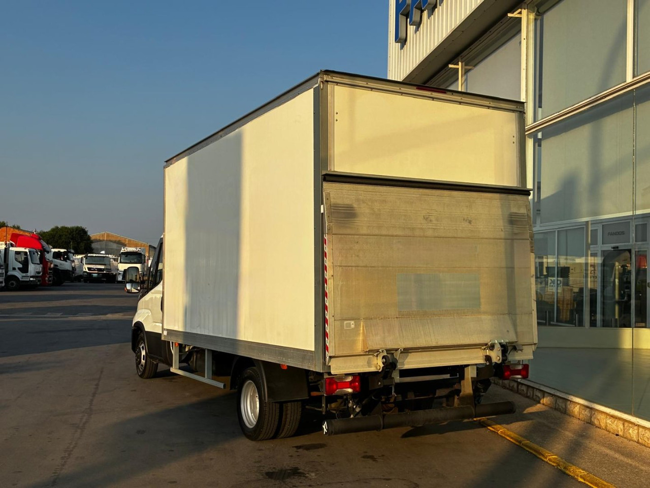 Caja cerrada IVECO 35C16 3.0 20m3 - Малотоннажный фургон: фото 4 Caja cerrada IVECO 35C16 3.0 20m3 - Малотоннажный фургон: фото 4
