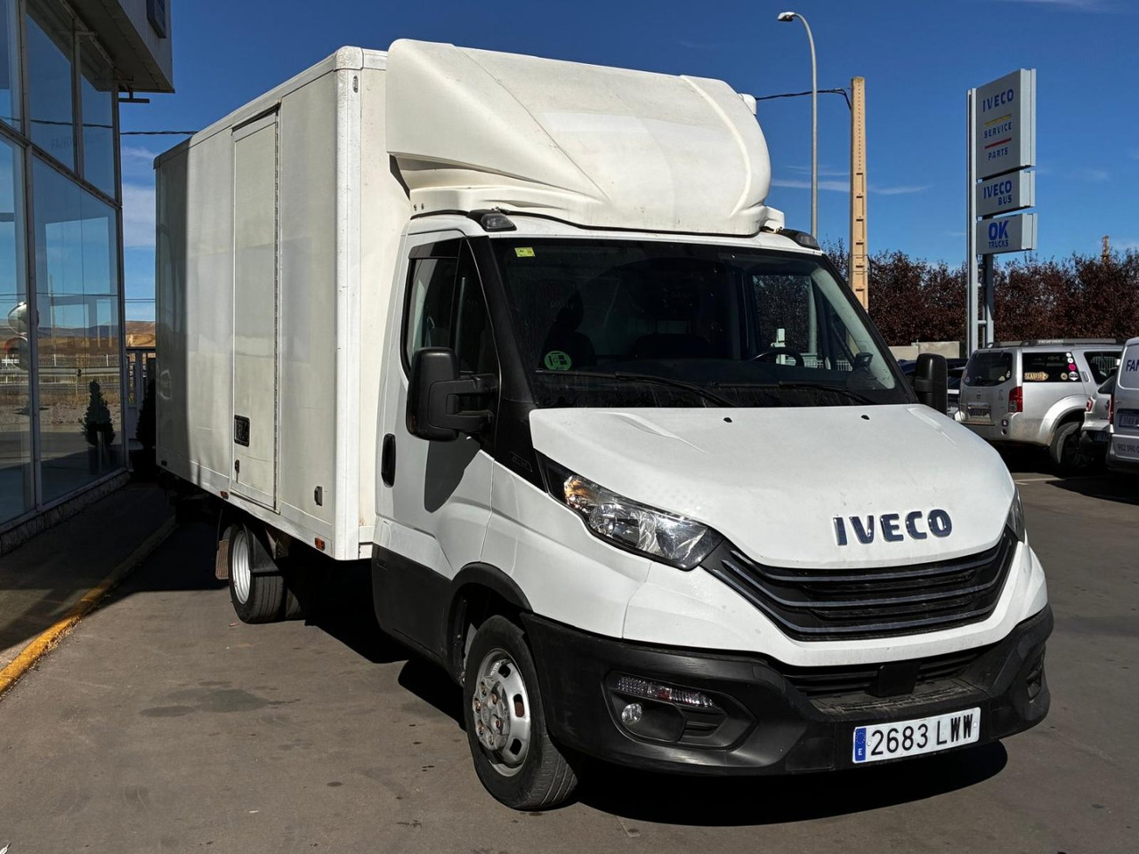 Caja cerrada con plataforma elevadora IVECO 35C14 20m3 con puerta lateral - Малотоннажный фургон: фото 3 Caja cerrada con plataforma elevadora IVECO 35C14 20m3 con puerta lateral - Малотоннажный фургон: фото 3