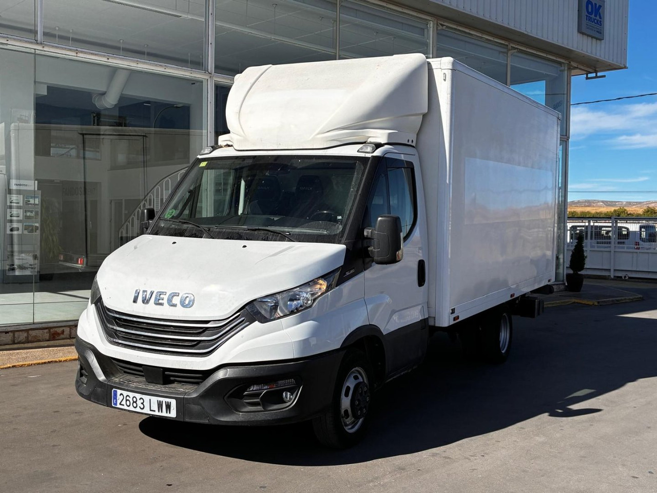 Caja cerrada con plataforma elevadora IVECO 35C14 20m3 con puerta lateral - Малотоннажный фургон: фото 1 Caja cerrada con plataforma elevadora IVECO 35C14 20m3 con puerta lateral - Малотоннажный фургон: фото 1