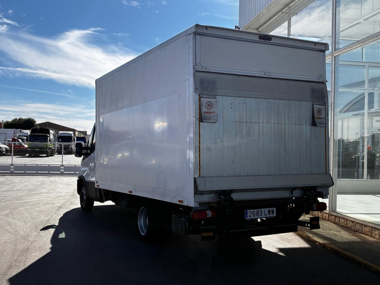 Caja cerrada con plataforma elevadora IVECO 35C14 20m3 con puerta lateral - Малотоннажный фургон: фото 4 Caja cerrada con plataforma elevadora IVECO 35C14 20m3 con puerta lateral - Малотоннажный фургон: фото 4