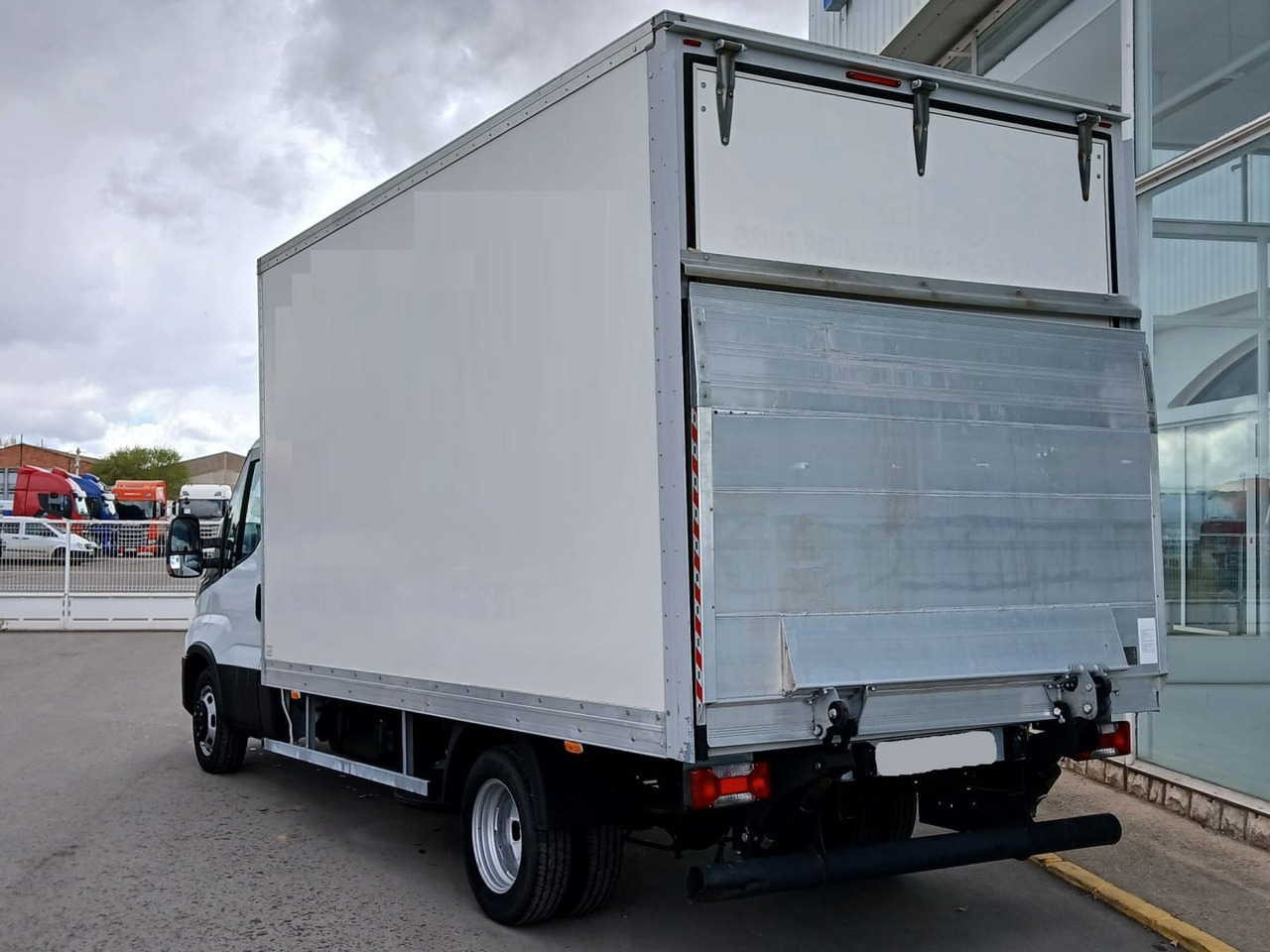Caja cerrada con plataforma elevadora IVECO 35C16 20m3 Automática - Малотоннажный фургон: фото 4 Caja cerrada con plataforma elevadora IVECO 35C16 20m3 Automática - Малотоннажный фургон: фото 4