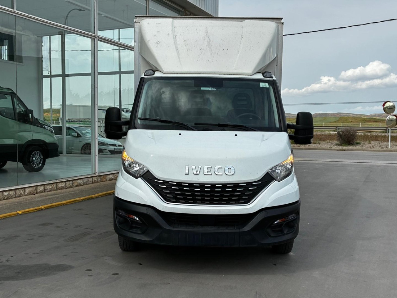 Caja cerrada con plataforma elevadora IVECO 35C16 20m3 Automática - Малотоннажный фургон: фото 2 Caja cerrada con plataforma elevadora IVECO 35C16 20m3 Automática - Малотоннажный фургон: фото 2