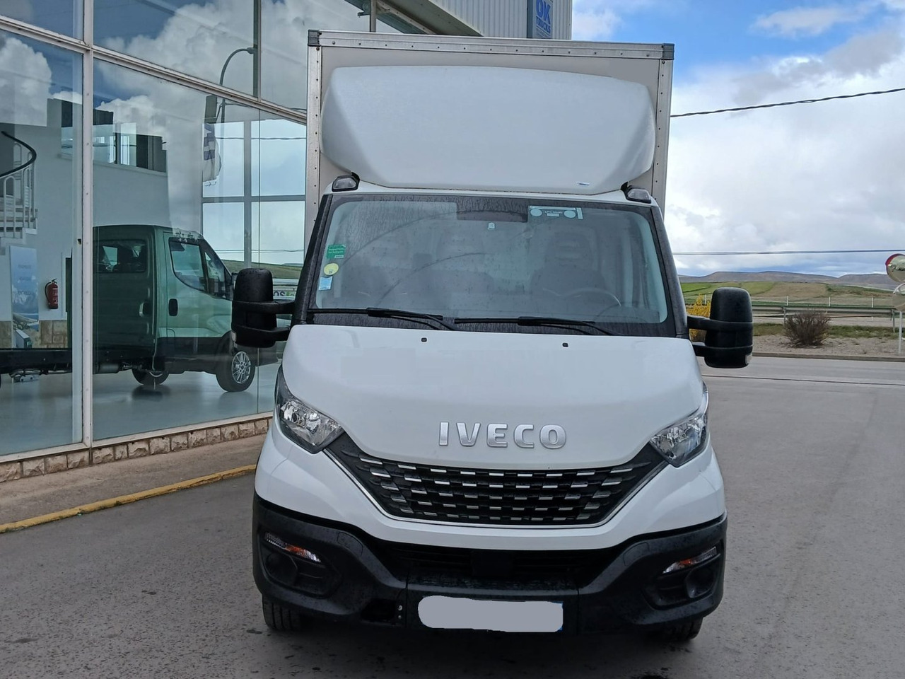Caja cerrada con plataforma elevadora IVECO 35C16 20m3 Automática - Малотоннажный фургон: фото 2 Caja cerrada con plataforma elevadora IVECO 35C16 20m3 Automática - Малотоннажный фургон: фото 2