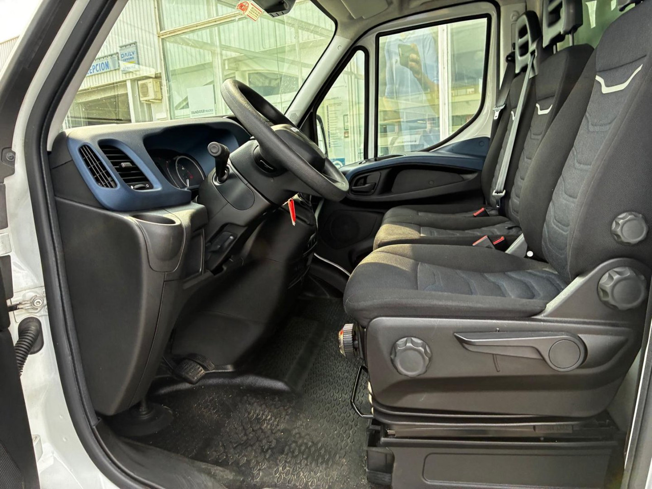 Caja cerrada con plataforma elevadora IVECO 35C16 20m3 Automática - Малотоннажный фургон: фото 5 Caja cerrada con plataforma elevadora IVECO 35C16 20m3 Automática - Малотоннажный фургон: фото 5