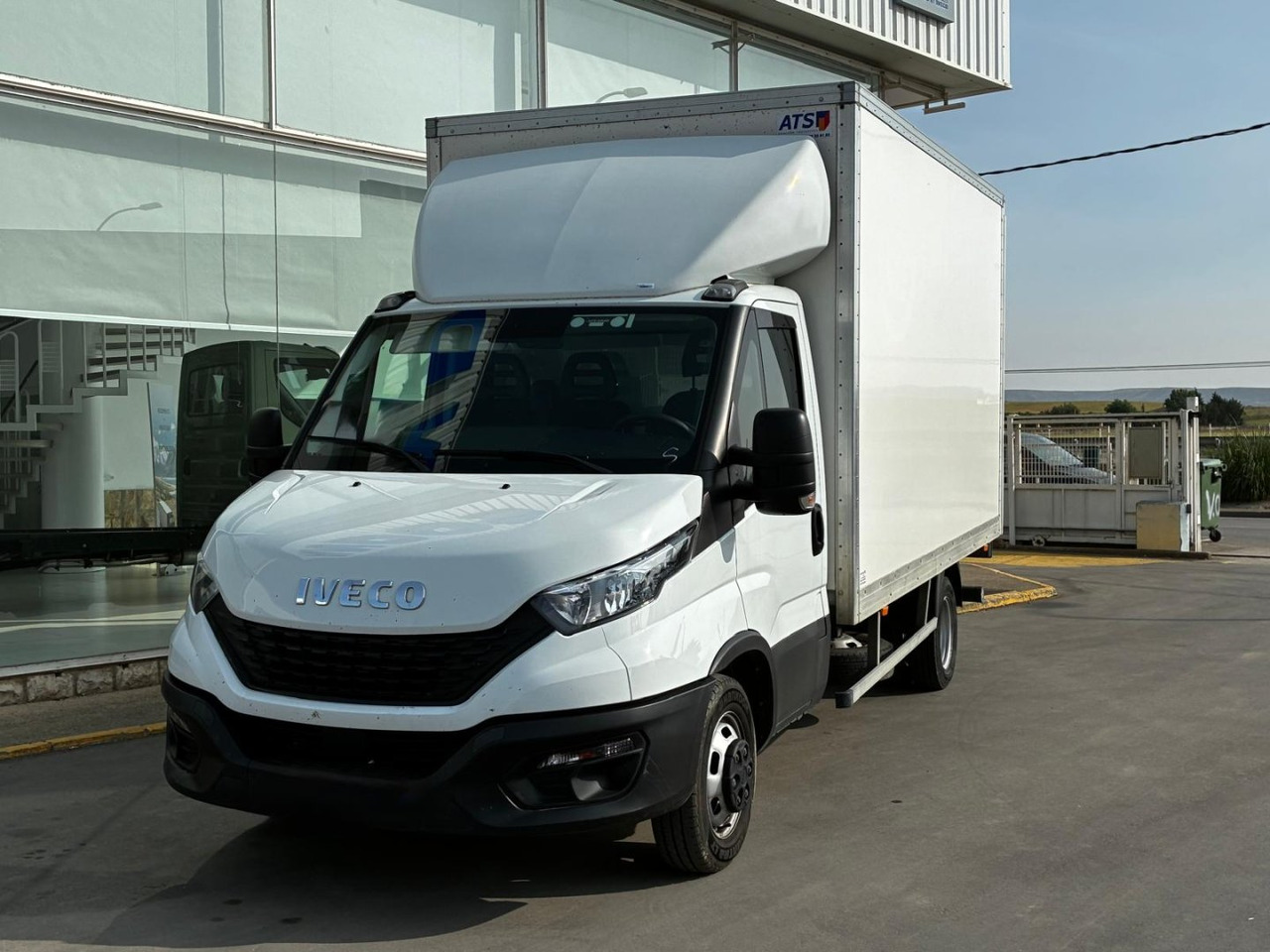 Caja cerrada con plataforma elevadora IVECO 35C16 20m3 - Малотоннажный фургон: фото 1 Caja cerrada con plataforma elevadora IVECO 35C16 20m3 - Малотоннажный фургон: фото 1