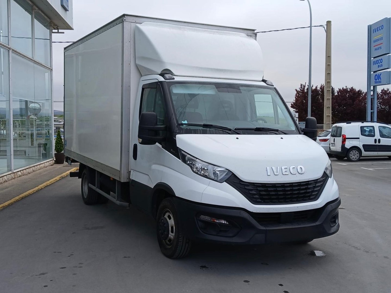 Caja cerrada con plataforma elevadora IVECO 35C16 20m3 - Малотоннажный фургон: фото 3 Caja cerrada con plataforma elevadora IVECO 35C16 20m3 - Малотоннажный фургон: фото 3