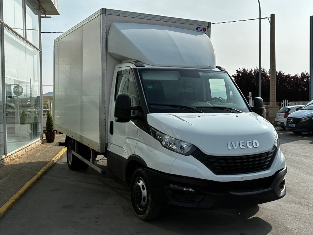 Caja cerrada con plataforma elevadora IVECO 35C16 20m3 - Малотоннажный фургон: фото 3 Caja cerrada con plataforma elevadora IVECO 35C16 20m3 - Малотоннажный фургон: фото 3