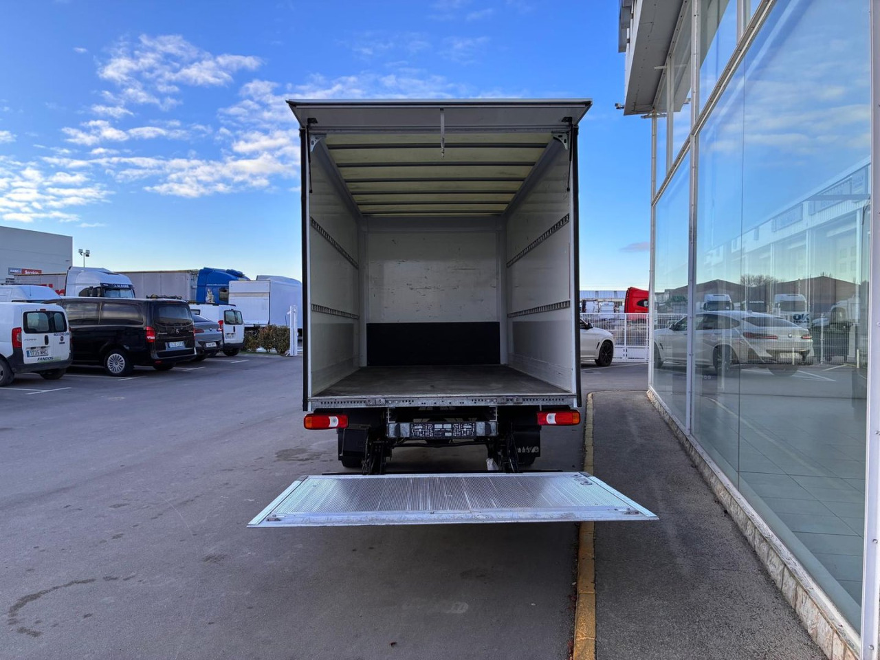Caja cerrada con plataforma elevadora IVECO 35C16 20m3 - Малотоннажный фургон: фото 5 Caja cerrada con plataforma elevadora IVECO 35C16 20m3 - Малотоннажный фургон: фото 5
