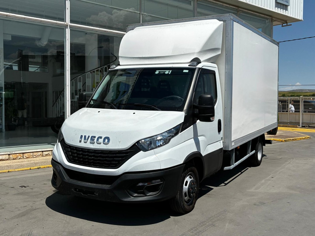 Caja cerrada con plataforma elevadora IVECO 35C16 20m3 - Малотоннажный фургон: фото 1 Caja cerrada con plataforma elevadora IVECO 35C16 20m3 - Малотоннажный фургон: фото 1