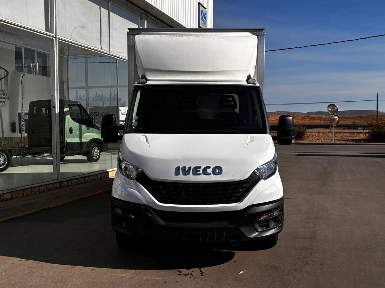 Caja cerrada con plataforma elevadora IVECO 35C16 20m3 - Малотоннажный фургон: фото 2 Caja cerrada con plataforma elevadora IVECO 35C16 20m3 - Малотоннажный фургон: фото 2