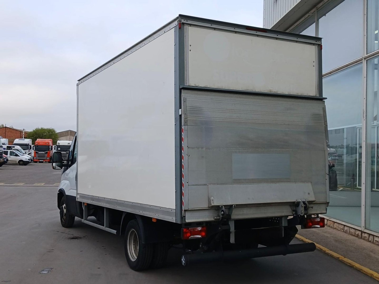 Caja cerrada con plataforma elevadora IVECO 35C16 20m3 - Малотоннажный фургон: фото 4 Caja cerrada con plataforma elevadora IVECO 35C16 20m3 - Малотоннажный фургон: фото 4