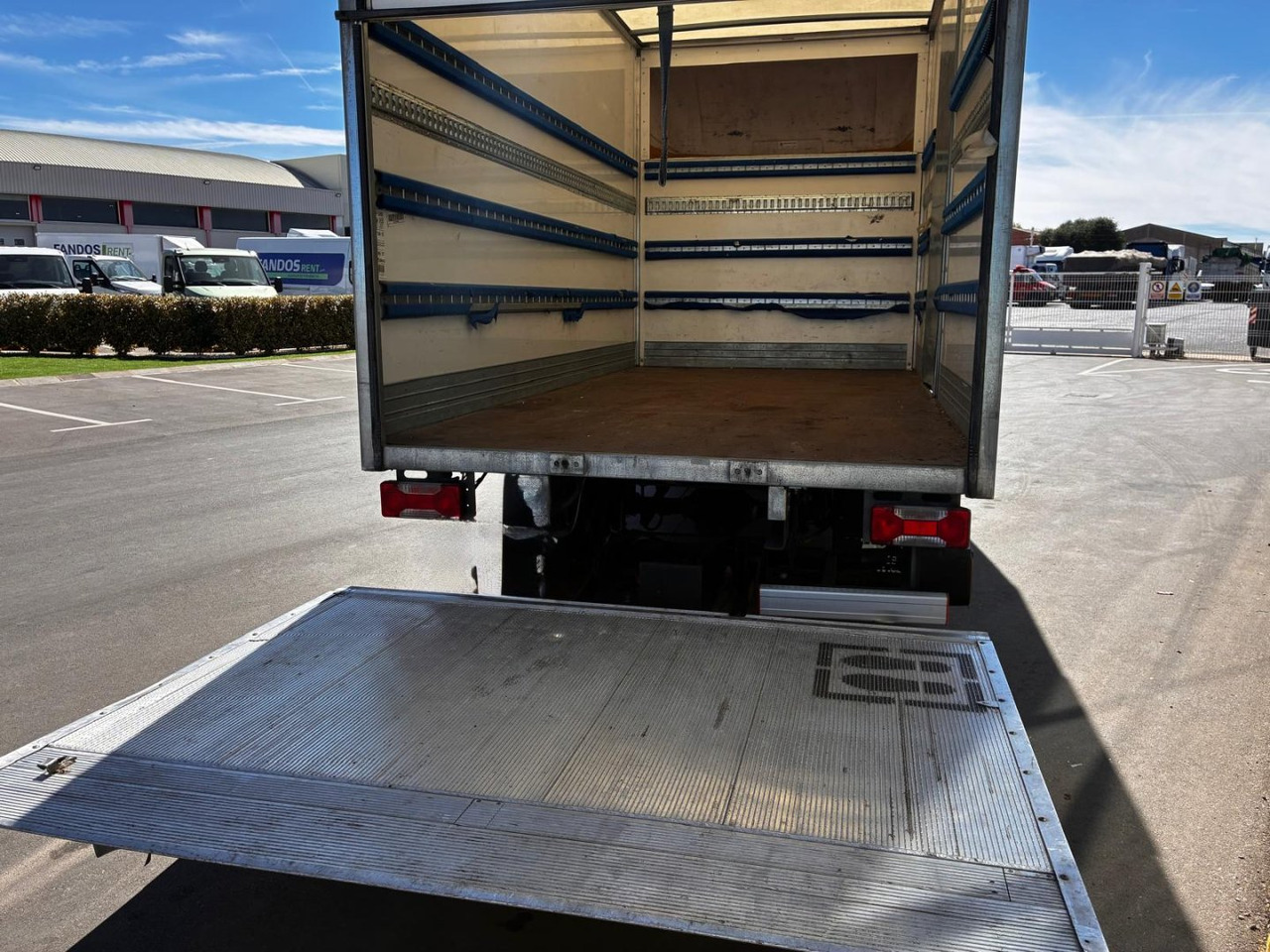 Caja cerrada con plataforma elevadora IVECO 35C16 20m3 con puerta lateral - Малотоннажный фургон: фото 5 Caja cerrada con plataforma elevadora IVECO 35C16 20m3 con puerta lateral - Малотоннажный фургон: фото 5