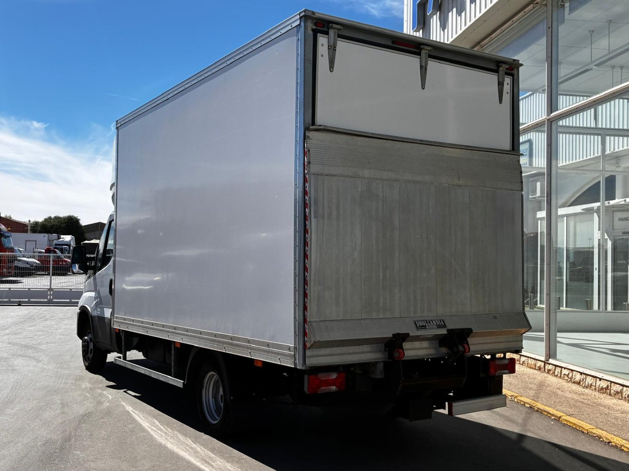 Caja cerrada con plataforma elevadora IVECO 35C16 20m3 con puerta lateral - Малотоннажный фургон: фото 4 Caja cerrada con plataforma elevadora IVECO 35C16 20m3 con puerta lateral - Малотоннажный фургон: фото 4
