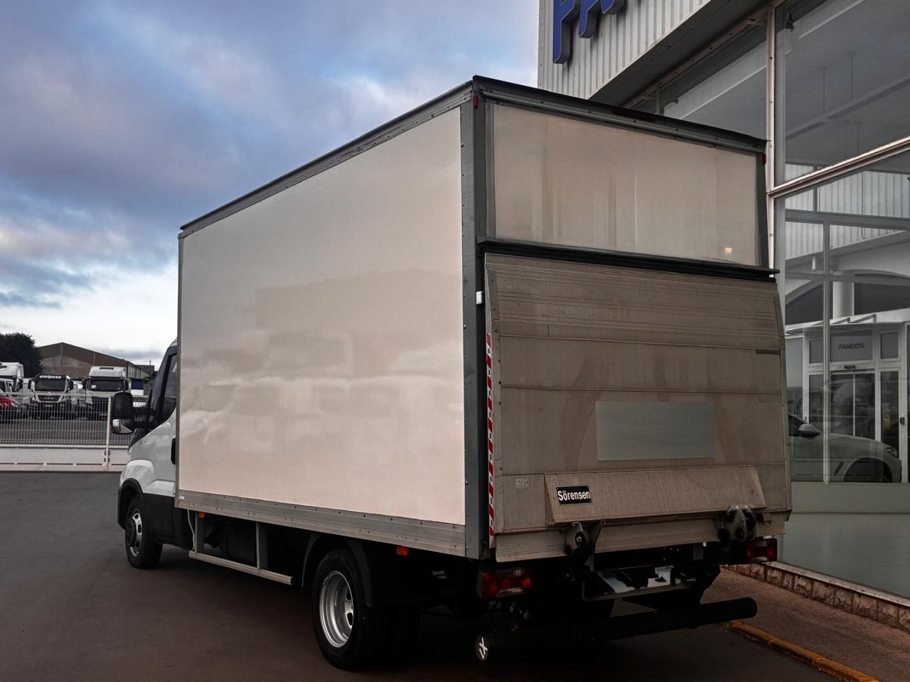 Caja cerrada con plataforma elevadora IVECO 35C16 3.0 20m3 - Малотоннажный фургон: фото 4 Caja cerrada con plataforma elevadora IVECO 35C16 3.0 20m3 - Малотоннажный фургон: фото 4