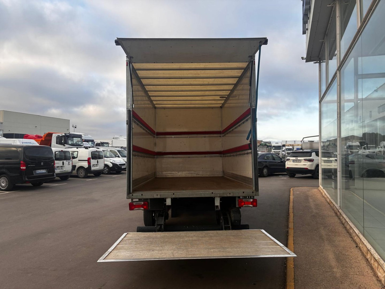 Caja cerrada con plataforma elevadora IVECO 35C16 3.0 20m3 - Малотоннажный фургон: фото 5 Caja cerrada con plataforma elevadora IVECO 35C16 3.0 20m3 - Малотоннажный фургон: фото 5