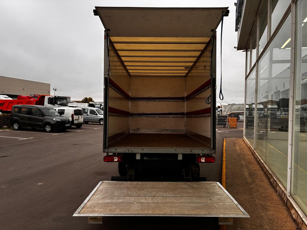 Caja cerrada con plataforma elevadora IVECO 35C16 3.0 20m3 - Малотоннажный фургон: фото 5 Caja cerrada con plataforma elevadora IVECO 35C16 3.0 20m3 - Малотоннажный фургон: фото 5