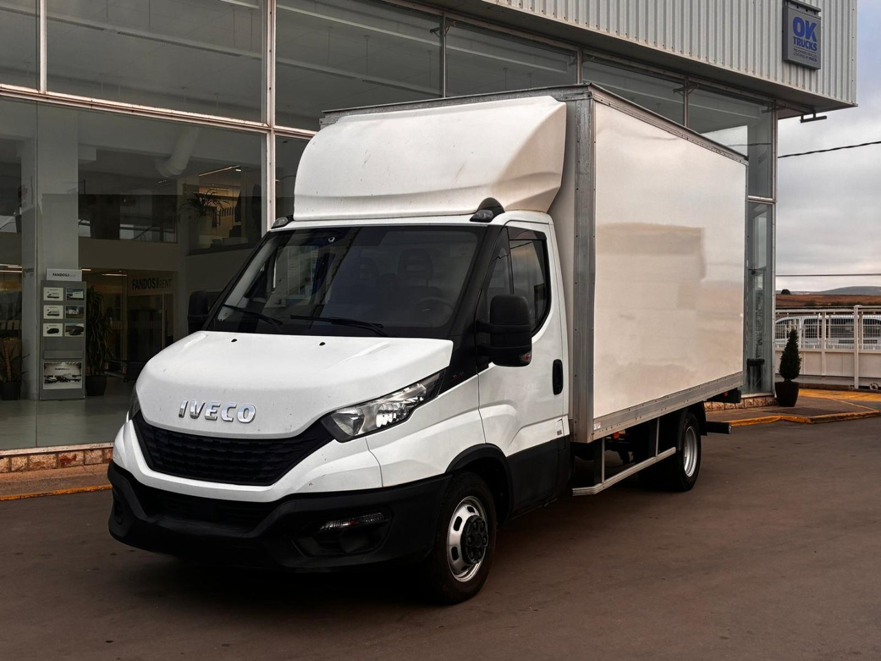 Caja cerrada con plataforma elevadora IVECO 35C16 3.0 20m3 - Малотоннажный фургон: фото 1 Caja cerrada con plataforma elevadora IVECO 35C16 3.0 20m3 - Малотоннажный фургон: фото 1