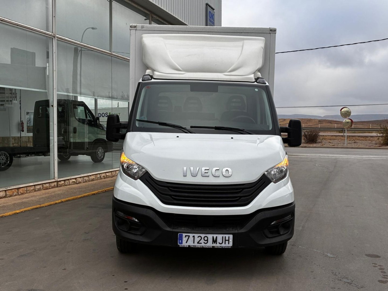 Caja cerrada con plataforma elevadora IVECO 35C16 3.0 20m3 con puerta lateral - Малотоннажный фургон: фото 2 Caja cerrada con plataforma elevadora IVECO 35C16 3.0 20m3 con puerta lateral - Малотоннажный фургон: фото 2