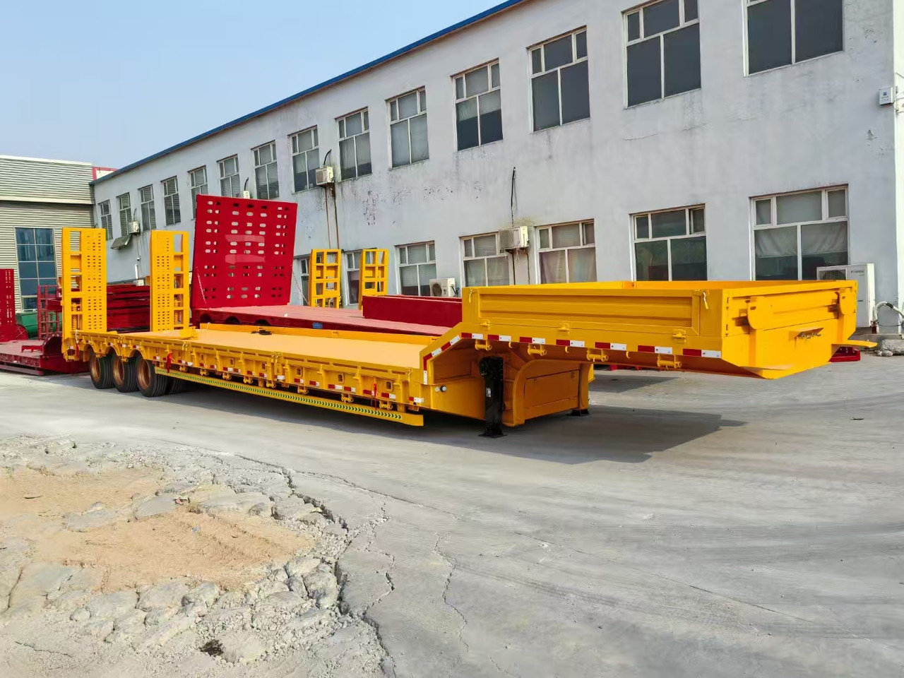13M Low Bed Semi Trailer | 3 Axles | Heavy Duty Lowboy for Construction Machinery Transport - Низкорамный полуприцеп: фото 3 13M Low Bed Semi Trailer | 3 Axles | Heavy Duty Lowboy for Construction Machinery Transport - Низкорамный полуприцеп: фото 3