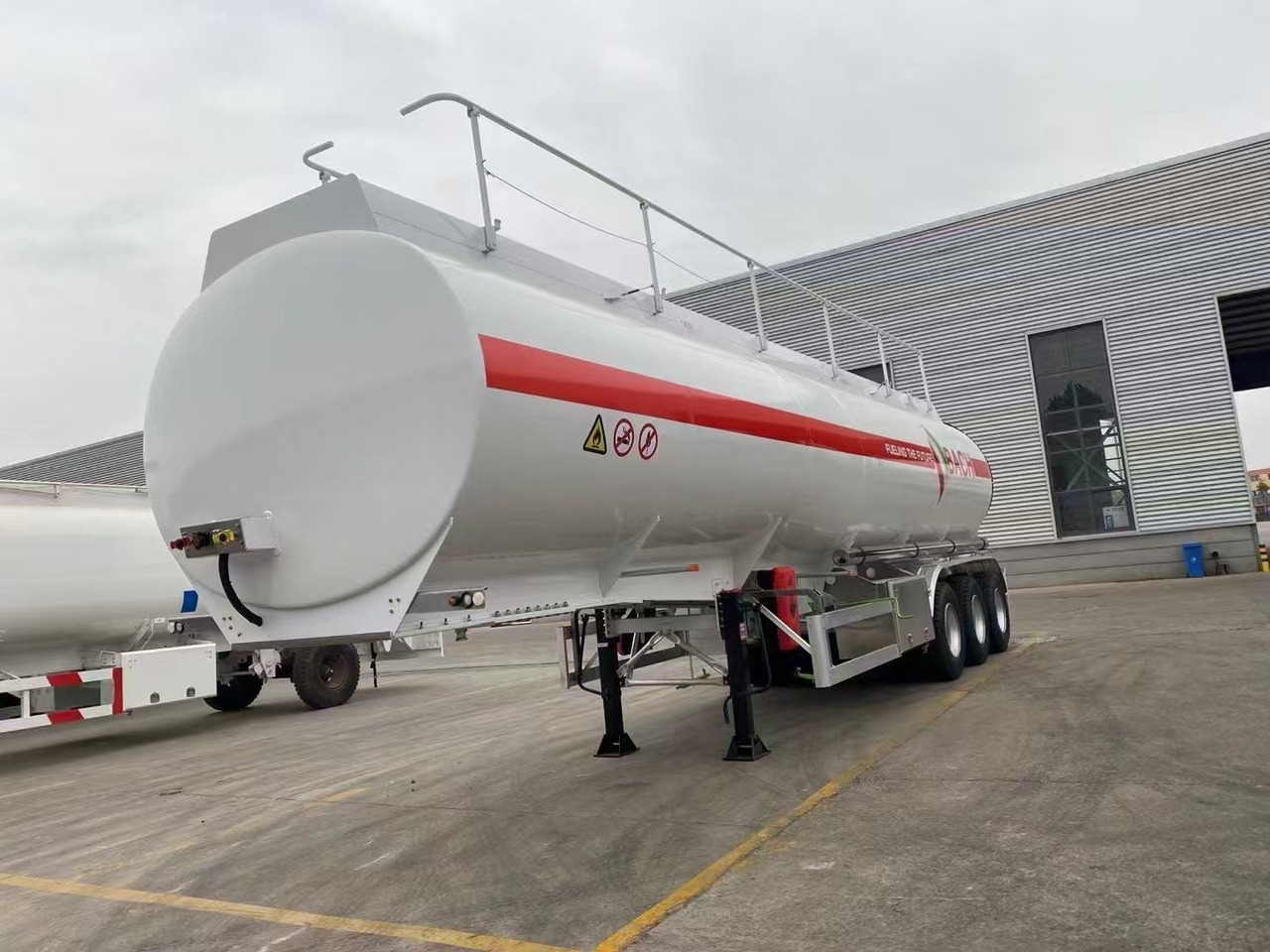 30,000–60,000 Liters Single or Multiple Compartments Customizable tank trailers available - Полуприцеп-цистерна: фото 1 30,000–60,000 Liters Single or Multiple Compartments Customizable tank trailers available - Полуприцеп-цистерна: фото 1