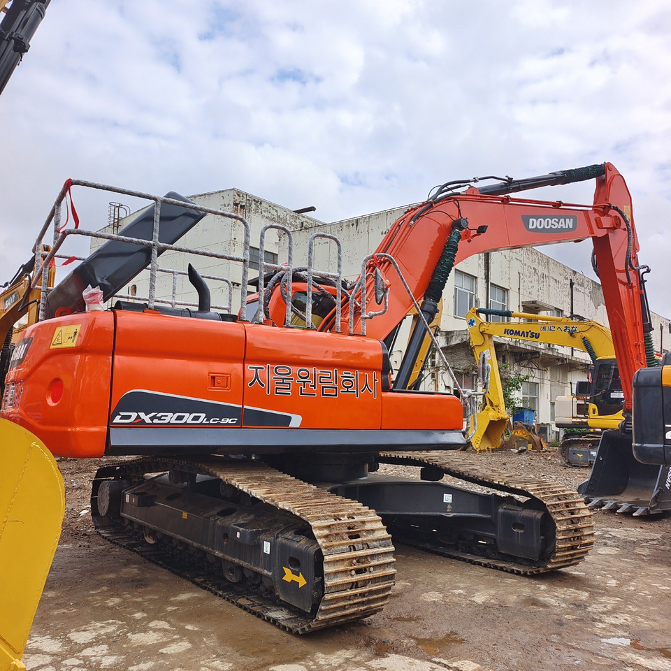 DOOSAN DX300 DX300LC-9C - Гусеничный экскаватор: фото 1 DOOSAN DX300 DX300LC-9C - Гусеничный экскаватор: фото 1