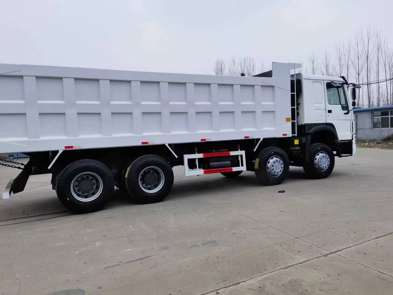 SINOTRUK HOWO 8*4 DUMP TRUCK - Самосвал: фото 2 SINOTRUK HOWO 8*4 DUMP TRUCK - Самосвал: фото 2