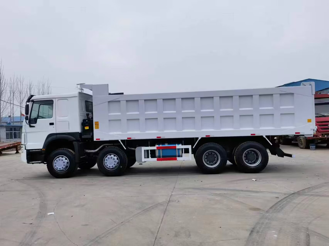 SINOTRUK HOWO 8*4 DUMP TRUCK - Самосвал: фото 3 SINOTRUK HOWO 8*4 DUMP TRUCK - Самосвал: фото 3