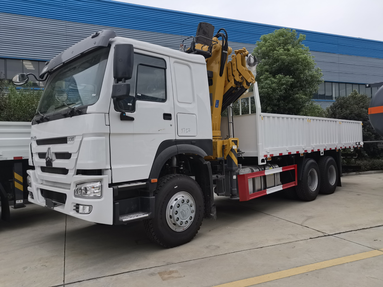 SINOTRUK HOWO 8 TON Knuckle boom truck-mounted crane - Автоманипулятор: фото 4 SINOTRUK HOWO 8 TON Knuckle boom truck-mounted crane - Автоманипулятор: фото 4