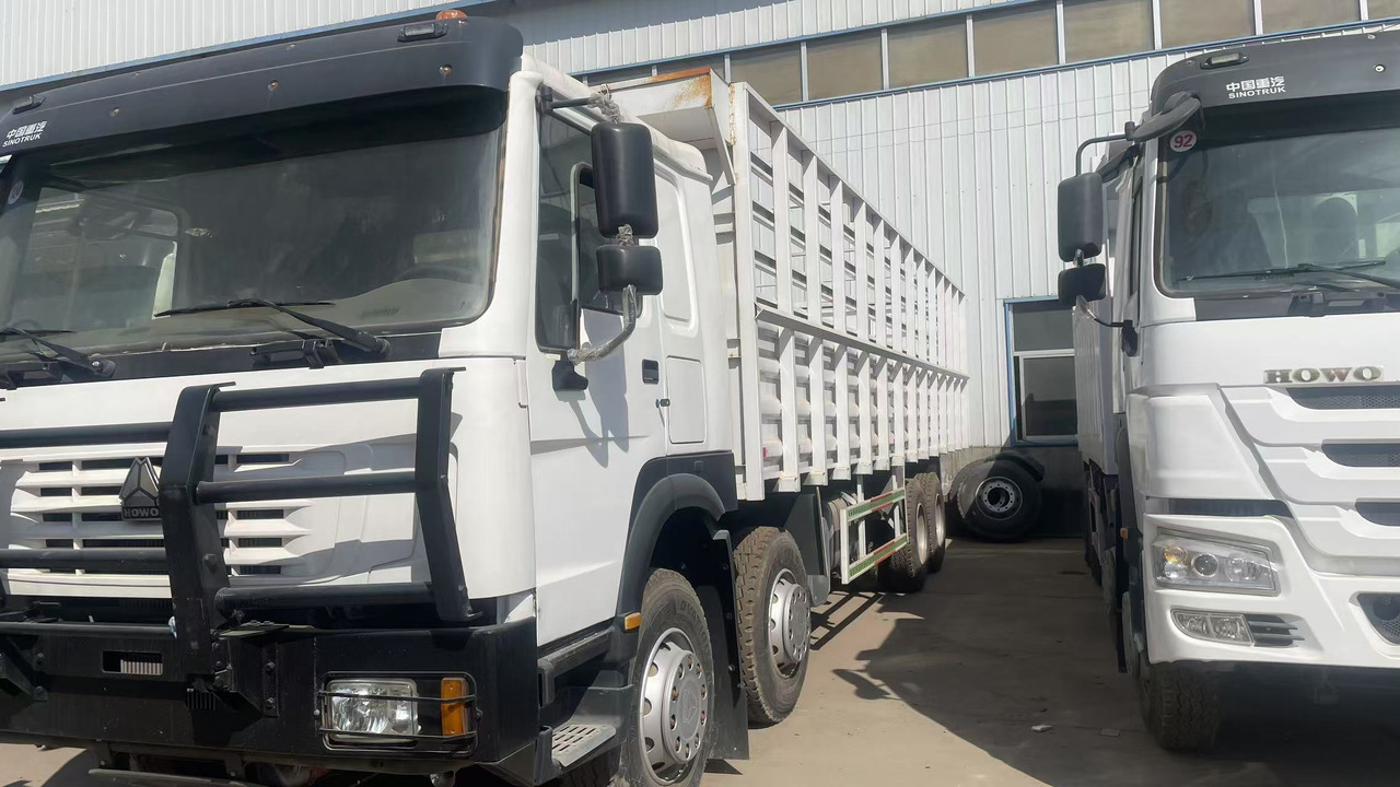 SINOTRUK HOWO DUMP TRUCK WITH FENCE 8*4 - Самосвал: фото 3 SINOTRUK HOWO DUMP TRUCK WITH FENCE 8*4 - Самосвал: фото 3