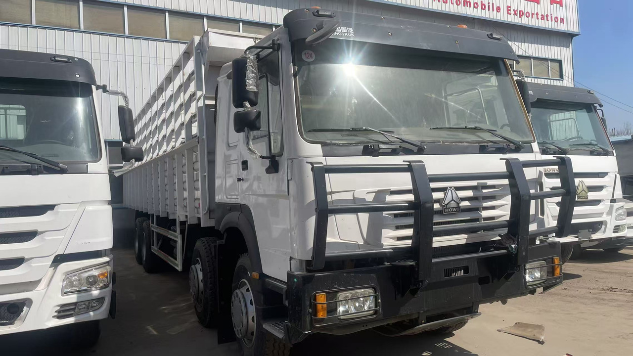 SINOTRUK HOWO DUMP TRUCK WITH FENCE 8*4 - Самосвал: фото 4 SINOTRUK HOWO DUMP TRUCK WITH FENCE 8*4 - Самосвал: фото 4