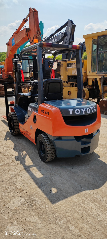 TOYOTA FD35 - Дизельный погрузчик: фото 3 TOYOTA FD35 - Дизельный погрузчик: фото 3