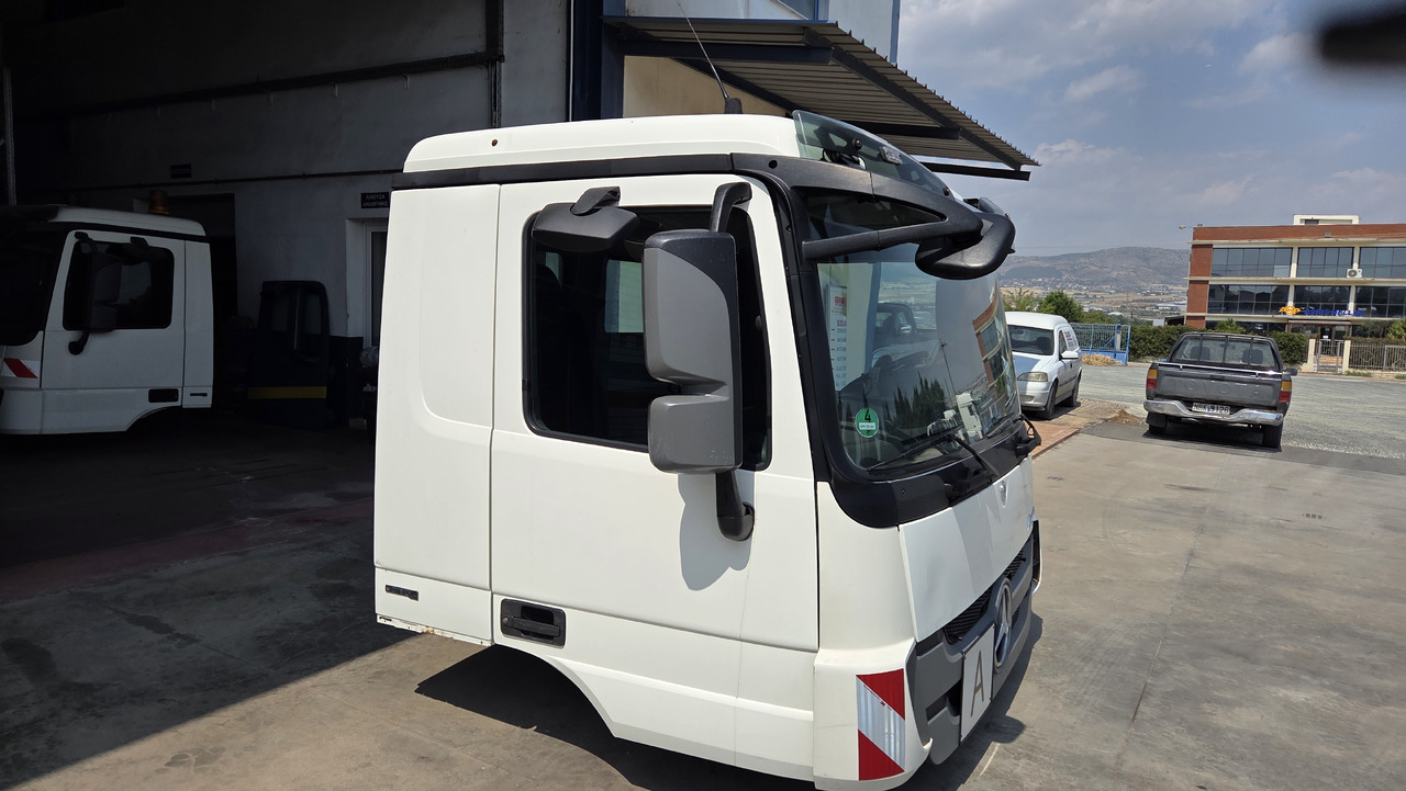 MERCEDES ACTROS MP3 MEDIUM - Кабина: фото 1 MERCEDES ACTROS MP3 MEDIUM - Кабина: фото 1