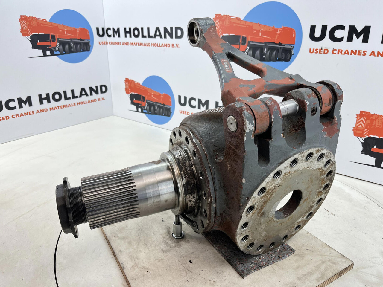 Grove GMK 3055 Steering knuckle 16 holes axle 1 right - Поворотный кулак для Мобильных кранов: фото 1 Grove GMK 3055 Steering knuckle 16 holes axle 1 right - Поворотный кулак для Мобильных кранов: фото 1